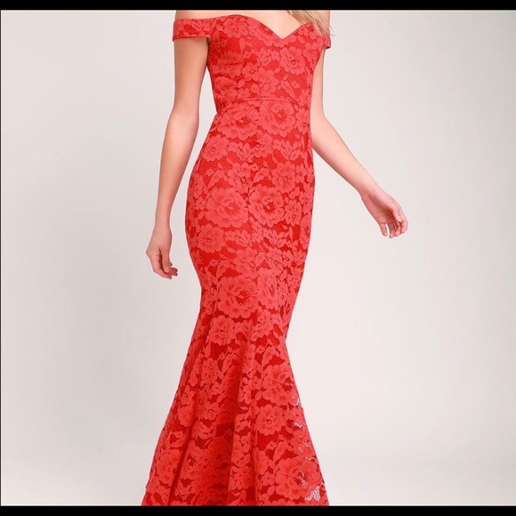 Lulu’s red lace gown - Picture 3 of 7